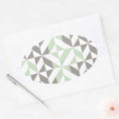 セージ緑と銀の幾何学的なデコキューブパターン 楕円形シール (封筒)