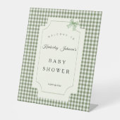 セージ緑のギンガムベビーシャワー招待状とボウ 台座サイン (正面)