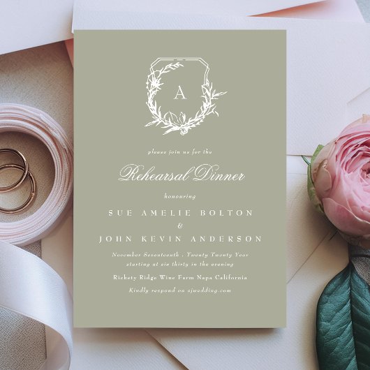 セージ緑のクラシックモノグラムクレストリハーサル夕食 招待状