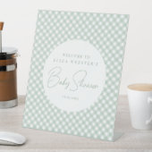 セージ緑のジンガムかわいいシンプルニュートラルベビーシャワー 台座サイン (インサイチュ)