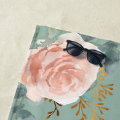 セージ緑のバラ金ゴールド花模様モノグラムイニシャル ビーチタオル (インサイチュ)