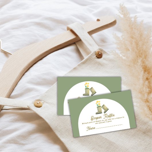 セージ緑のフローラブーツおむつラッフルベビーシャワー エンクロージャーカード