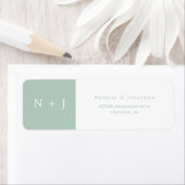 セージ緑のミニマリスト新郎新婦イニシャル ラベル (インサイチュ)