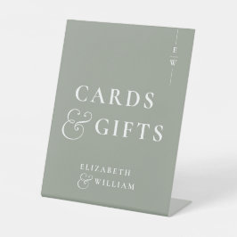 セージ緑のモノグラムカードとギフト 台座サイン