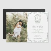 セージ緑のモノグラムヴィンテージクレスト日付の保存 マグネット招待状 (正面/裏面)