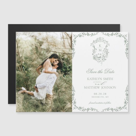 セージ緑のモノグラムヴィンテージクレスト日付の保存 マグネット招待状 (正面/裏面)