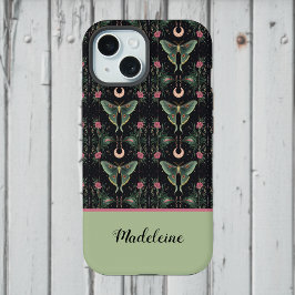 セージ緑の月の蛾ムーンピンクの花モノグラム iPhone 15ケース