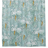 セージ緑の絹のカーテンとフラミンゴスの花 シャワーカーテン (正面)