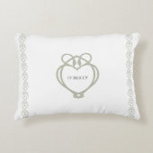 セージ緑アイリッシュケルト白鳥ラブノットファミリー名 アクセントクッション (正面)