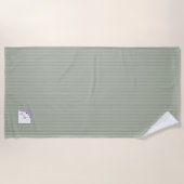 セージ緑ストライプ紫フローラスクリプトモノグラム ビーチタオル (正面)