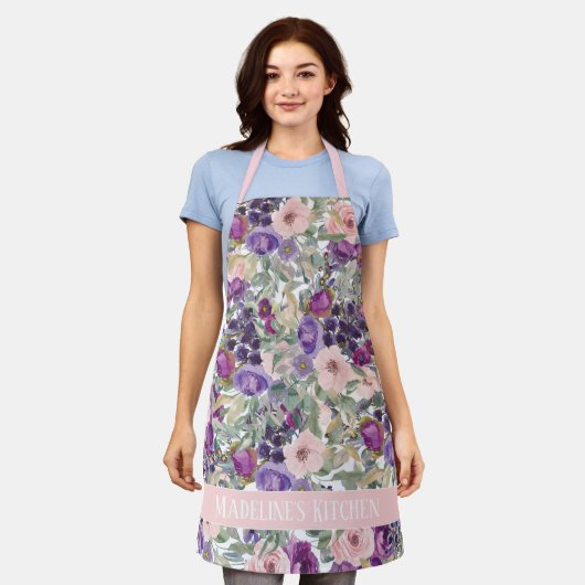 セージ緑葉色紫ピンク花キッチン エプロン (着用した状態)