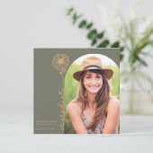 セージ金ゴールド手書きフローラ写真卒業 招待状 (スタンド正面)