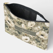 セージ・グリーンとクリームパーソナライズされたフローラ アクセサリーポーチ (見開き)