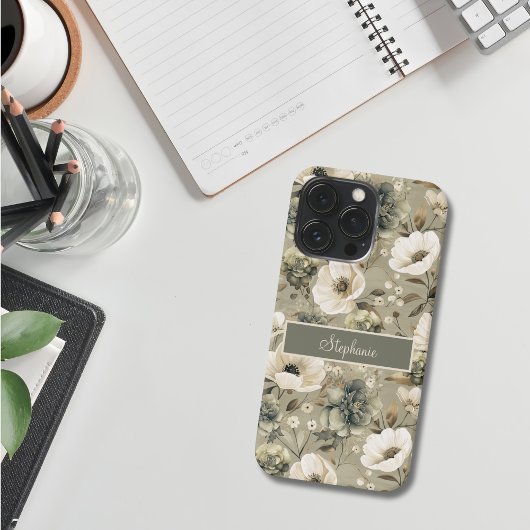 セージ・グリーンとクリームパーソナライズされたフローラ iPhoneケース