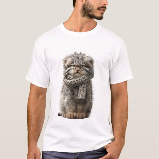 セーターのマフラー姿の不機嫌なマヌルネコ Tシャツ (正面)