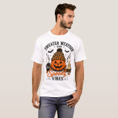 セーターの気候とスプーキーな雰囲気のハロウィンTシャツ Tシャツ (正面フル)