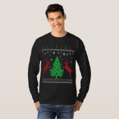 セーターを着たクラシックな醜いクリスマスツリー Tシャツ (正面フル)