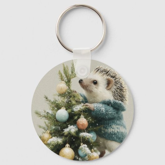 セーターを着たハリネズミがクリスマスツリーを飾る キーホルダー (正面)