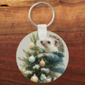 セーターを着たハリネズミがクリスマスツリーを飾る キーホルダー (正面)