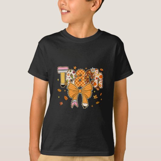 セーターを着た羊とコーヒーのサンクスギビング・秋のデザイン Tシャツ (正面)