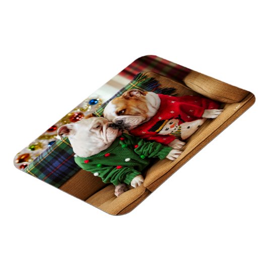 セーター姿のクリスマスブルドッグ マグネット (左側)