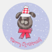 セーター製の帽子とマフラーを着けた小さなクリスマス犬 ラウンドシール (正面)