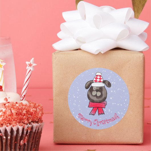 セーター製の帽子とマフラーを着けた小さなクリスマス犬 ラウンドシール (パーティー)
