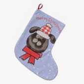 セーター製の帽子とマフラーを着けた小さなクリスマス犬 ラージクリスマスストッキング (正面 (吊り時))