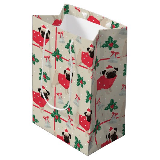 セーター&クリスマスサンタハットを着たパグドッグ ミディアムペーパーバッグ (正面アングル)