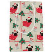 セーター&クリスマスサンタハットを着たパグドッグ ミディアムペーパーバッグ (正面)