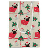 セーター&クリスマスサンタハットを着たパグドッグ ミディアムペーパーバッグ (裏面)