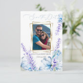 セーブザデート |ラベンダーの水彩 – Dusty Blue 招待状 (スタンド正面)