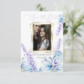 セーブザデート |ラベンダーの水彩 – Dusty Blue 招待状 (スタンド正面)
