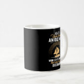 セーリングを愛する老人を決して過小評価しない コーヒーマグカップ (正面右)