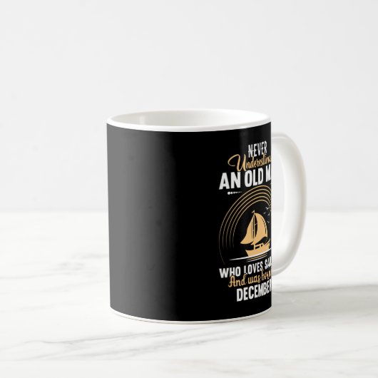 セーリングを愛する老人を決して過小評価しない コーヒーマグカップ (正面右)