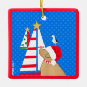 セーリングサンタの黄色い犬と鳥の友達のクリスマス セラミックオーナメント (正面)