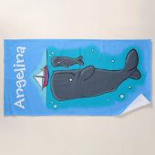 セーリングフレンドリーボートの漫画とキュートなクジラ ビーチタオル (正面)