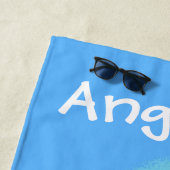 セーリングフレンドリーボートの漫画とキュートなクジラ ビーチタオル (インサイチュ)