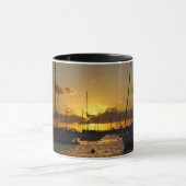 セーリングボートを夕日に マグカップ (中央)