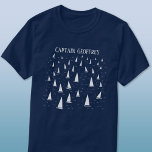 セーリングボートキャプテンパーソナライズされたTシャツ Tシャツ<br><div class="desc">帆船が海を走きらめくる。セーリング航海のを楽しむ人のためのおもしろいデザイン。オリジナルアートby Nic Squirrell.名前をに変カスタマイズ更。</div>