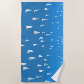 セーリングボート深いブルーシー – レガッタセーリングボート ビーチタオル (正面)