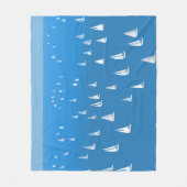 セーリングボート深いブルーシー – レガッタセーリングボート フリースブランケット (正面)