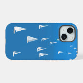 セーリングボート深いブルーシー – レガッタセーリングボート iPhone 15ケース (裏面横)