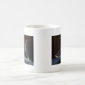 セーリングボート – 抽象芸術写真 コーヒーマグカップ (中央)