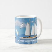 セーリングヨットが穏やかな水の上に急増するカモメ コーヒーマグカップ (正面右)