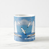 セーリングヨットが穏やかな水の上に急増するカモメ コーヒーマグカップ (中央)