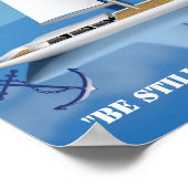 セーリングヨットが穏やかな水の上に急増するカモメ ポスター (角)