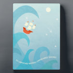 セーリング航海の引用文ブルー フォトプラーク<br><div class="desc">道のない水に、無傷の海岸。シェイクスピアやる気を起こさせるからの引用。星の空の下の海波の上に帆船が座る。船乗り、旅行者、冒険者に最適。</div>