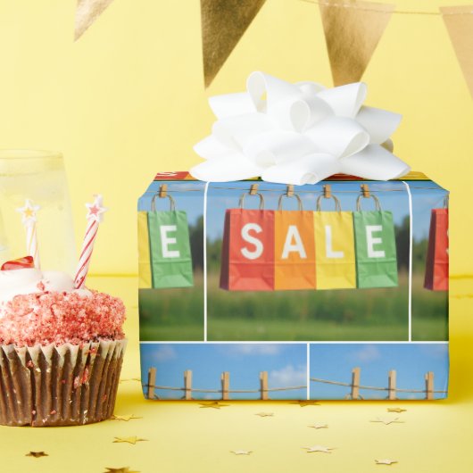 セール ショッピングバッグが物干し線に並ぶ ラッピングペーパー (誕生日パーティー)