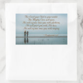 ゼファニヤ3:17、主はあなたと共におられ、力をお持ちの神はあなたを救われる。主に歌われて喜ばれる。 長方形シール (バッグ)